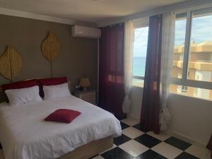 een slaapkamer met een bed met uitzicht op de oceaan bij ATICO AMBERES SEAVIEW PENTHOUSE - Torrox Costa in Castillo Bajo +29 foto's