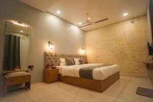 Postel nebo postele na pokoji v ubytování Hotel Bhopal Inn by Ten On Ten Stays + 7 fotografií