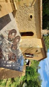 サン・タヴィ・セニュールにあるLa JAVANAISEの鳥小屋のある建物の上空からの眺め