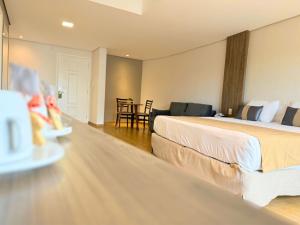 Cama ou camas em um quarto em Continental Inn