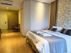 Cama ou camas em um quarto em Continental Inn