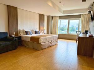 Cama ou camas em um quarto em Continental Inn