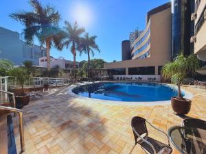 A piscina localizada em Continental Inn ou nos arredores