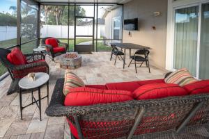 Χώρος καθιστικού στο Lovely Family Home with Lanai, 6 Mi to Amelia Island