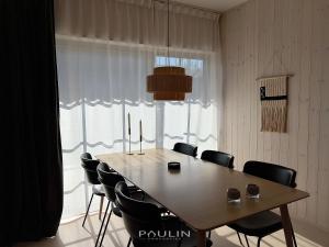 a dining room with a table and chairs at Lindvallen Ski Resort Pool and Padel - Sauna - 6 Guests in Sälen