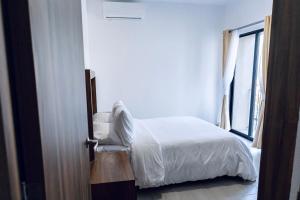 a bedroom with a white bed and a window at Casa Ivanna Vallarta in Puerto Vallarta +5 photos