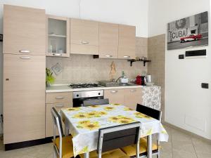 a kitchen with a table with chairs and a stove at La Colonna 2km dal Centro in Siena