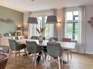 Un comedor con mesa y sillas en Villa superieur 64, en Colijnsplaat