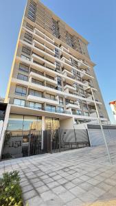 圣地亚哥Centenario 1151- 806A的一座前面有围栏的大楼