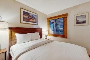 Uma cama ou camas num quarto em Make Way for the Mountains
