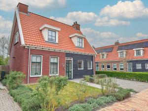 una casa de ladrillo rojo con techo naranja en Villa superieur 64, en Colijnsplaat