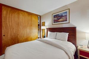 Uma cama ou camas num quarto em Make Way for the Mountains