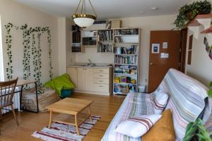 a living room with a couch and a table at Auberge de Jeunesse Magog-Orford Hostel in Magog-Orford