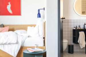 Ένα ή περισσότερα κρεβάτια σε δωμάτιο στο STAYERY Berlin Friedrichshain