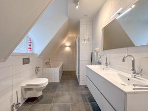Un baño con inodoro, lavabo y bañera. en Villa superieur 64, en Colijnsplaat 21 fotos más