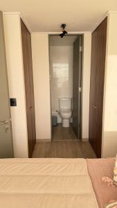 圣地亚哥Centenario 1151- 806A的一间卧室,内设带卫生间的浴室 更多11张照片