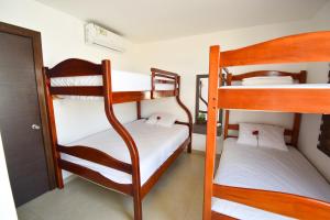 ein Etagenbettzimmer mit zwei Etagenbetten in der Unterkunft Casa entera en Salinas - 3 pisos Piscina Jacuzzi Wifi Parqueo in Salinas + 24 Fotos