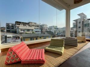 ein Wohnzimmer mit zwei Stühlen und einem großen Fenster in der Unterkunft Ease at Sathorn Hostel and Coworking Space in Bangkok