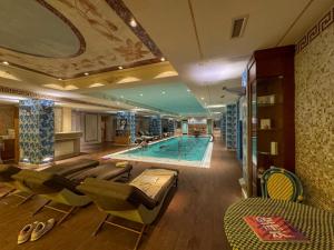 Bazén v ubytování Platinum Suite & Spa nebo v jeho okolí