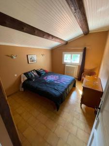 a bedroom with a bed in a room at Kyaki in Courthézon