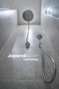 Ένα μπάνιο στο Apartament przy plaży Nad Zatoką