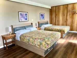 Postel nebo postele na pokoji v ubytování Valemount Hotel