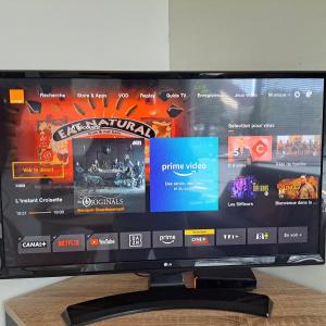 a flat screen tv sitting on top of a table at Ty Colibri Lannion in Lannion