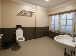 un bagno con un water e un lavandino di Hotel Suva a Kathmandu