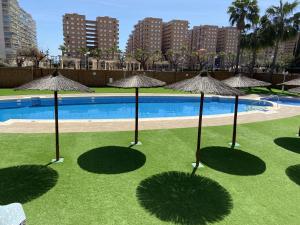 Bazén v ubytování Apartamentos Marina Park nebo v jeho okolí
