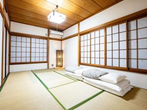 Postel nebo postele na pokoji v ubytování WE HOME STAY ATAMI MINOMIYA Heisei retoro