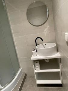 Bilik mandi di Hotel Joker