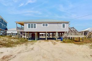 ein Haus an einem Dock am Strand in der Unterkunft Beach Haven in Dauphin Island