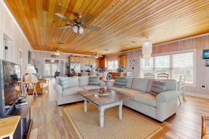 ein Wohnzimmer mit Sofa und Tisch in der Unterkunft Beach Haven in Dauphin Island