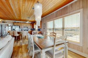 ein Esszimmer und eine Küche mit Tisch und Stühlen in der Unterkunft Beach Haven in Dauphin Island