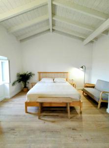 Postel nebo postele na pokoji v ubytování Olive Grove boutique studio apartments