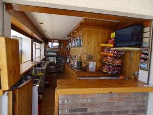 vista interna su una cucina in un camper di Hostal Lleida a Segur de Calafell