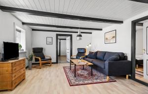 Μια τηλεόραση ή/και κέντρο ψυχαγωγίας στο Nice Apartment In Ulfborg With Wifi