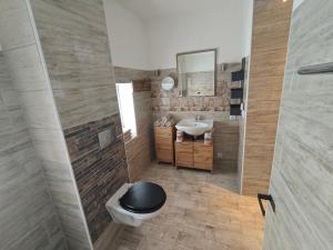 a bathroom with a toilet and a sink at Ferienwohnung im Herzen des Lausitzer Seenlandes in Hoyerswerda +17 photos
