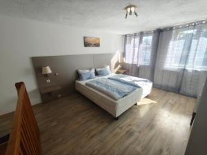 a bedroom with a bed with blue pillows on it at Ferienwohnung im Herzen des Lausitzer Seenlandes in Hoyerswerda