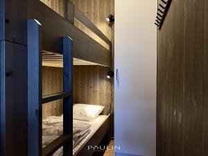 Litera en habitación con litera gmaxwell gmaxwell gmaxwell gmaxwell gmaxwell en Lindvallen Ski Resort Pool and Padel - Sauna - 6 Guests, en Sälen
