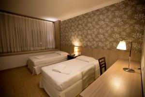 Cama ou camas em um quarto em Continental Inn