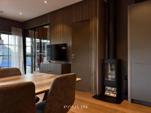 Un comedor con una mesa y un televisor. en Lindvallen Ski Resort Pool and Padel - Sauna - 6 Guests, en Sälen
