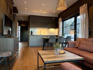 una sala de estar con un sofá y una mesa en Lindvallen Ski Resort Pool and Padel - Sauna - 6 Guests, en Sälen