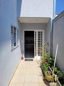 an open door of a building with a patio at Edícula com estacionamento privativo, a uma quadra do Shopping Oriente - Casa da Sensei in São José dos Campos