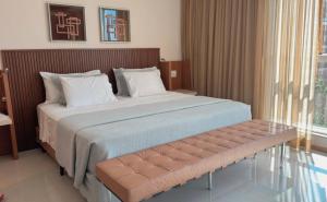 Postel nebo postele na pokoji v ubytování Jade Hotel condomínio suite flat Particular