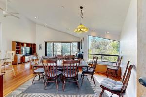 une salle à manger avec une table et des chaises dans l'établissement Footloose, à Sea Ranch