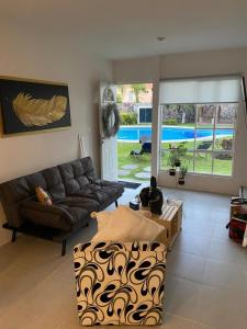 a living room with a couch and a table at Casa con jardín y piscina ideal para el fin de semana in Temimilcingo