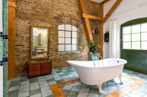 Koupelna v ubytování Blauregen- Stilvolle Maisonette im historischen Speicher für bis zu 8 Personen + 15 fotografií
