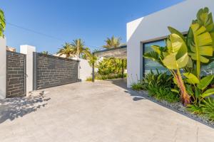 una entrada que conduce a una casa con una valla en Casa Amorosa by Solidays, en Moraira