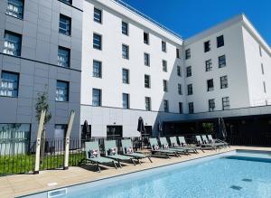 Bazén v ubytování Holiday Inn Dijon Sud - Longvic by IHG nebo v jeho okolí